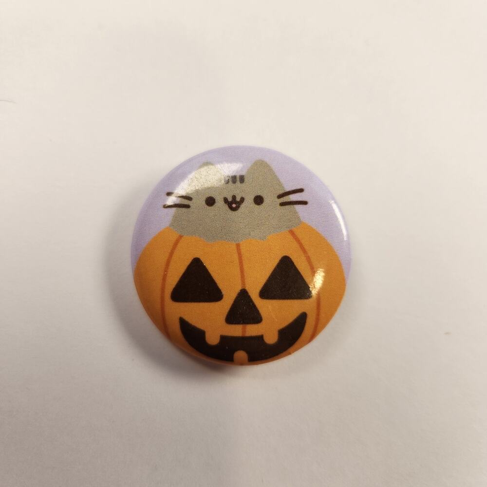 Pusheen Happy Pumpkin Small Button Pin – Cute Kawaii Cat Aesthetic Lapel Pin